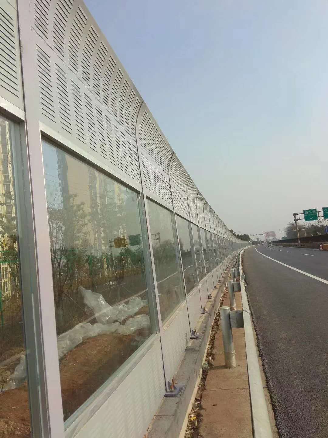 專業(yè)制造，靜享安寧 金屬聲屏障生產(chǎn)廠家全方位解析