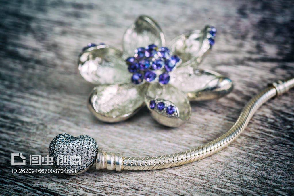 女人的首飾,心花的象征Women's jewelry, a symbol of the heart and flower